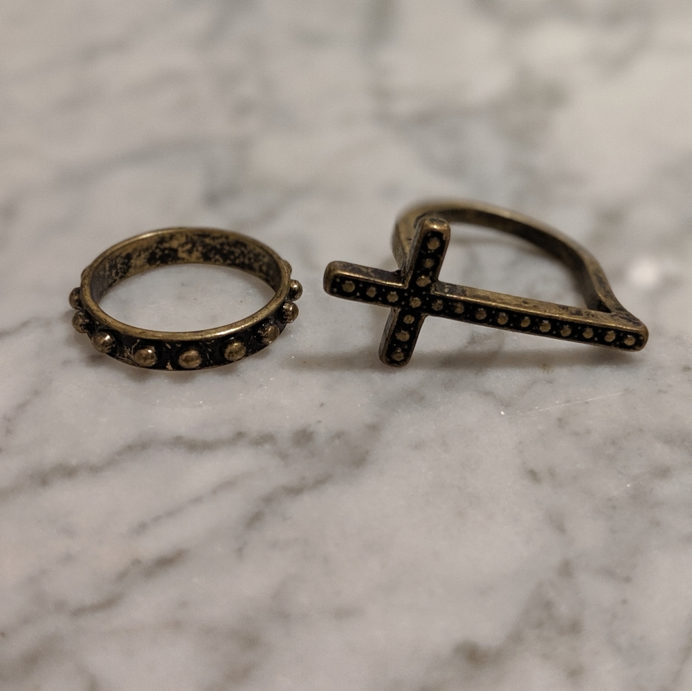 2 rings that come together.